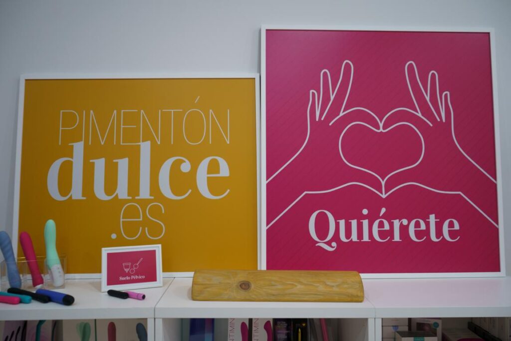 Librería especializada Pimentón Dulce cuenta con una librería especializada para personas interesadas en educación y salud sexual, diversidad y literatura específica. Siempre acompañados de un asesoramiento cercano y profesional. Nos encantó la zona especialmente diseñada para que padres y madres puedan abordar con sus hijos e hijas temas relacionados con la sexualidad de una manera natural. Gracias a la selección de libros especializados y el asesoramiento personalizado, este proceso se vuelve mucho más sencillo y accesible.