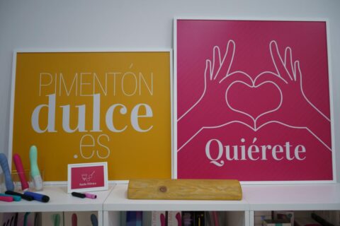 Librería especializada Pimentón Dulce cuenta con una librería especializada para personas interesadas en educación y salud sexual, diversidad y literatura específica. Siempre acompañados de un asesoramiento cercano y profesional. Nos encantó la zona especialmente diseñada para que padres y madres puedan abordar con sus hijos e hijas temas relacionados con la sexualidad de una manera natural. Gracias a la selección de libros especializados y el asesoramiento personalizado, este proceso se vuelve mucho más sencillo y accesible.