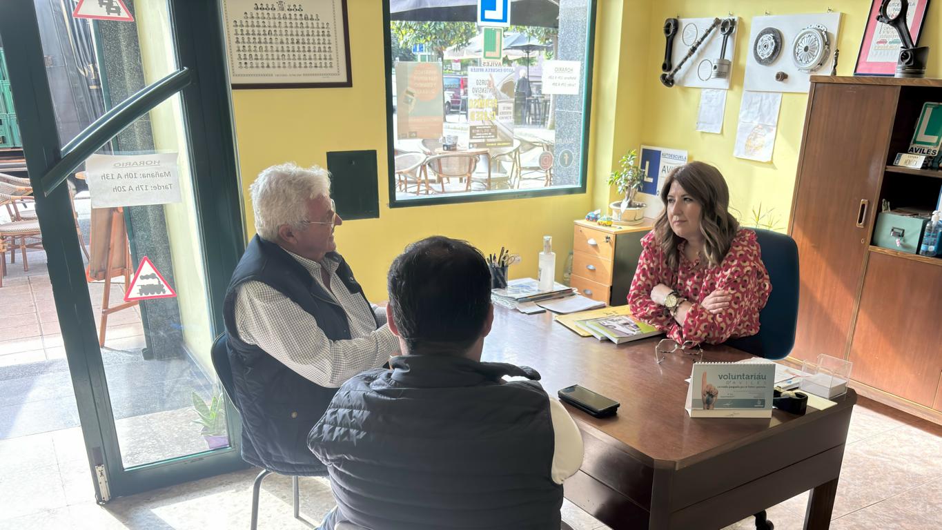 Autoescuela Avilés, Mónica atendiendo