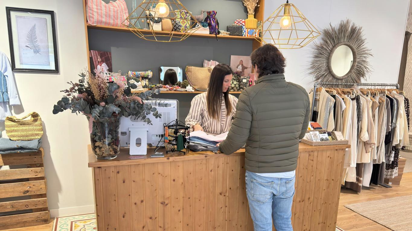 persona comprando en NAP. Avilés