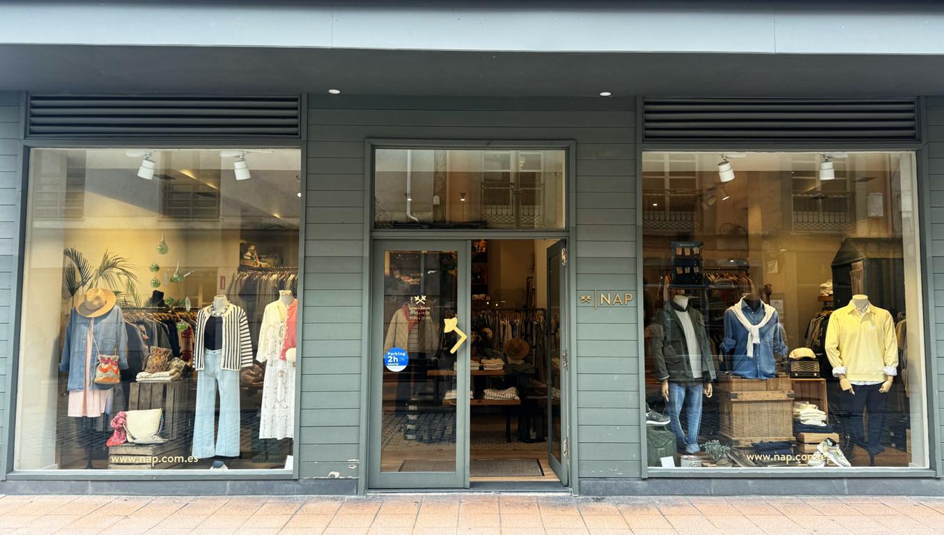 Escaparate de NAP, tienda de moda en Avilés
