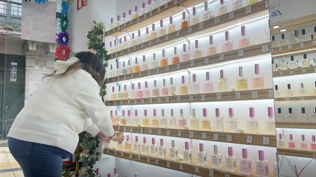 Cari Parfum, expositor