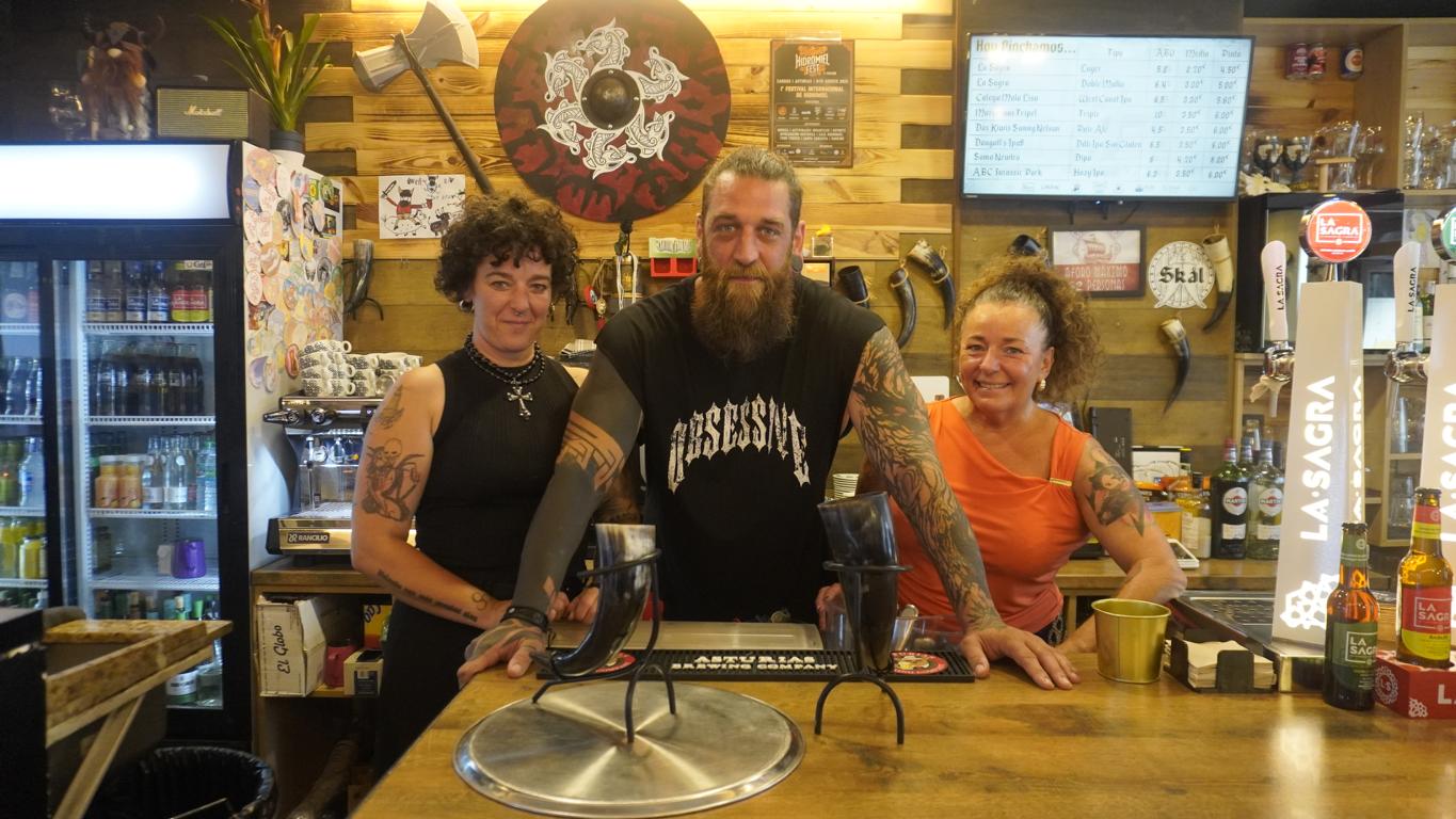 Serto, carol y Ade de la Cervecería Barhalla Avilés